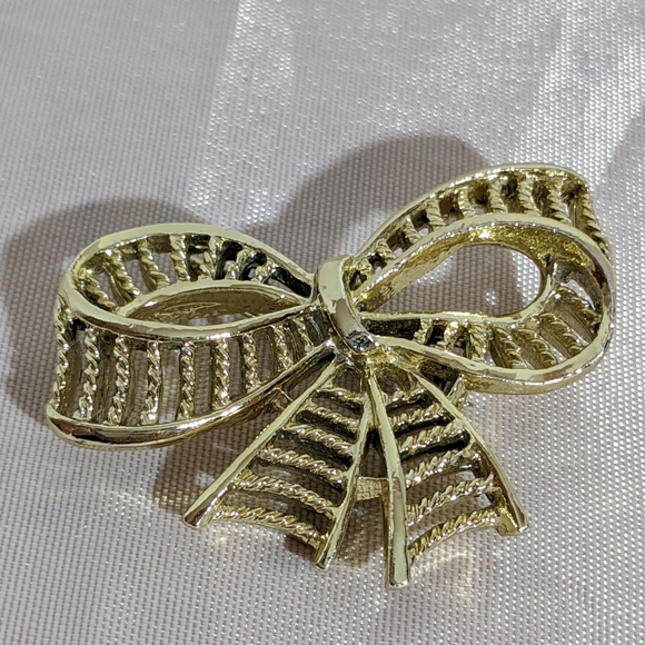 Gerry's Jewelry - Vintage Gold Gerry's Bow Brooch